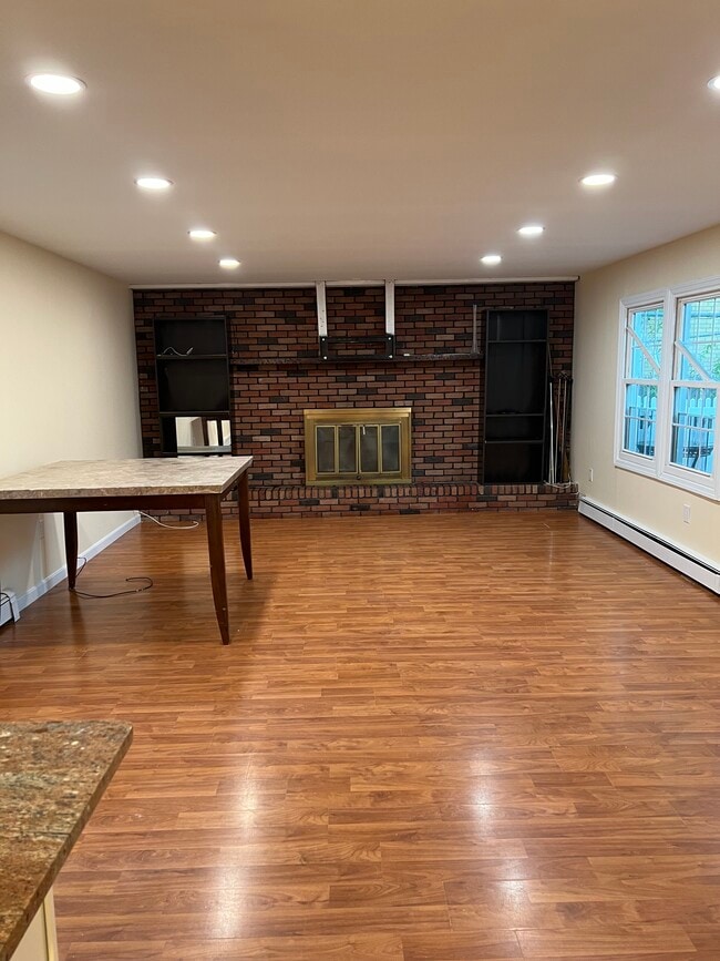 28 Park Ave, Unit Apt 2R in Lawrence, NY - Building Photo - Building Photo