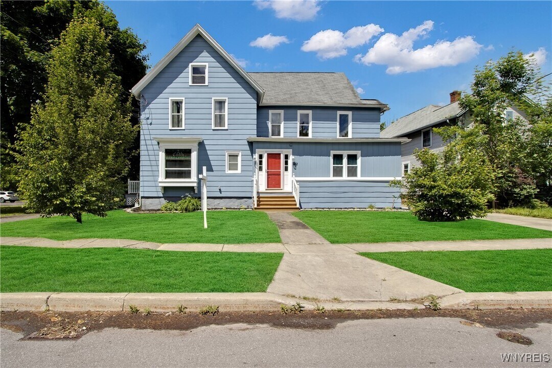 412 Old Falls Blvd in North Tonawanda, NY - Building Photo