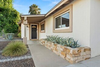 8655 E Monte Vista Rd in Scottsdale, AZ - Building Photo - Building Photo