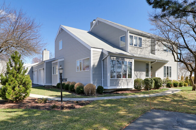95 Field Point Dr in Fairfield, CT - Foto de edificio - Building Photo
