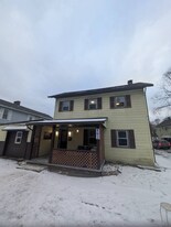 102 E Wabash Ave in New Castle, PA - Building Photo