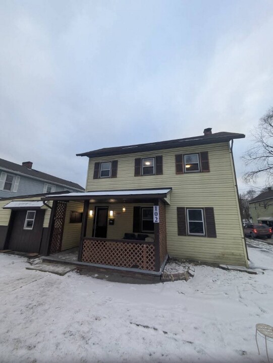 102 E Wabash Ave in New Castle, PA - Foto de edificio