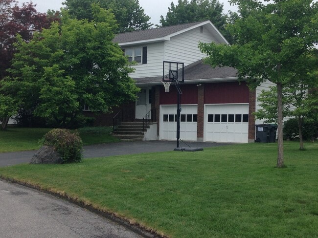 5 Graffin Dr in Latham, NY - Building Photo - Building Photo