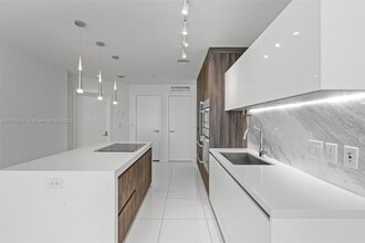 851 NE 1st Ave, Unit #1506 in Miami, FL - Foto de edificio - Building Photo