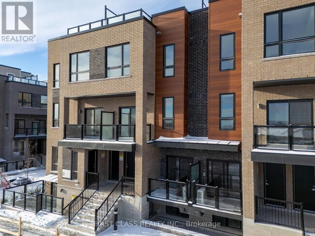 20 Lytham Grn Cir in Newmarket, ON - Building Photo - Building Photo