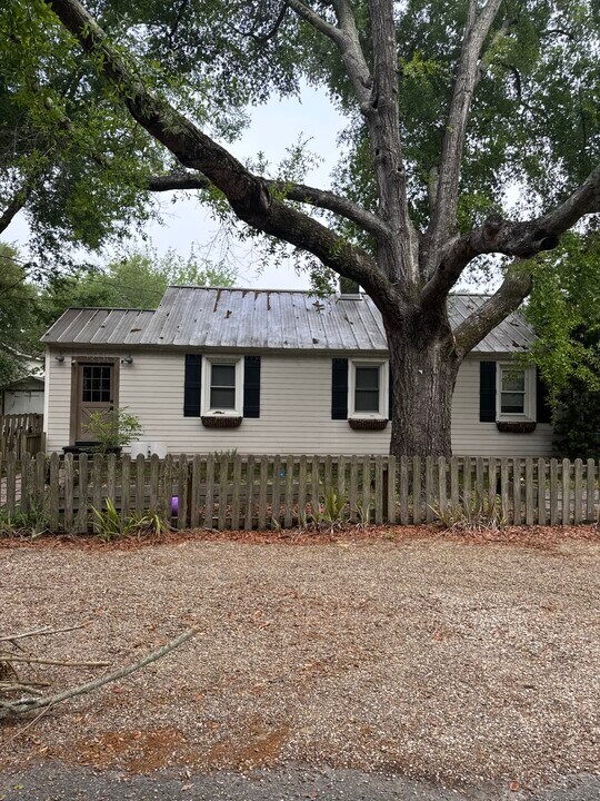 612 Adluh St in Mount Pleasant, SC - Building Photo