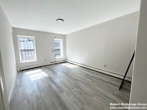 89 Hammond St, Unit Garden in Boston, MA - Building Photo - Building Photo