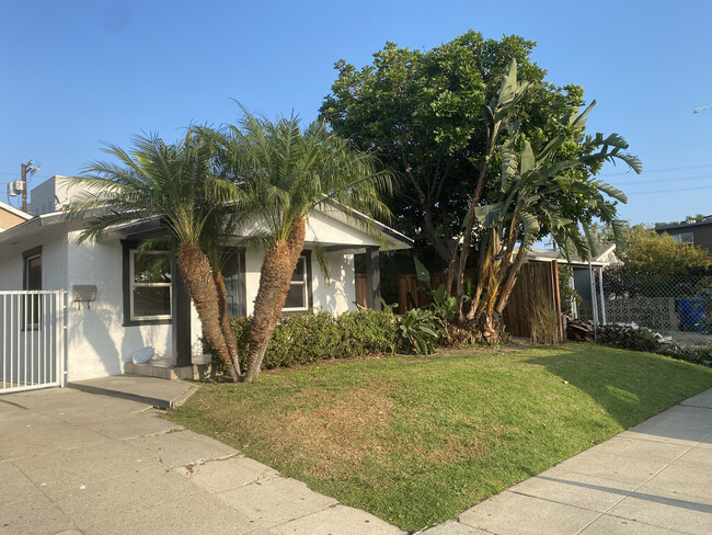 2026 Corinth Ave in Los Angeles, CA - Foto de edificio - Building Photo