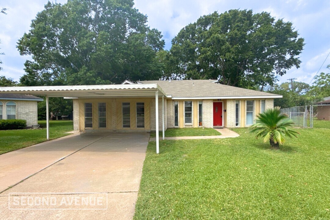 7518 Canary Cir in Texas City, TX - Building Photo