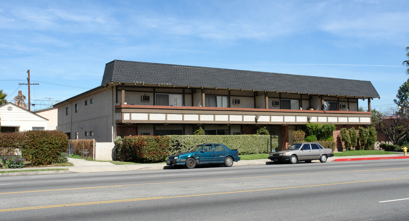 Victory Garden Apartments in Van Nuys, CA - Building Photo