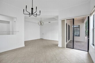8387 NW 38th St in Pembroke Pines, FL - Foto de edificio - Building Photo