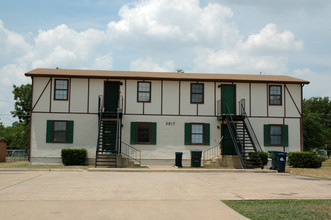 Camelot 4-Plex in Denton, TX - Building Photo - Building Photo