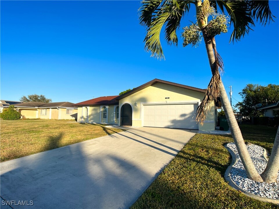 1217 SE 17th Terrace in Cape Coral, FL - Building Photo