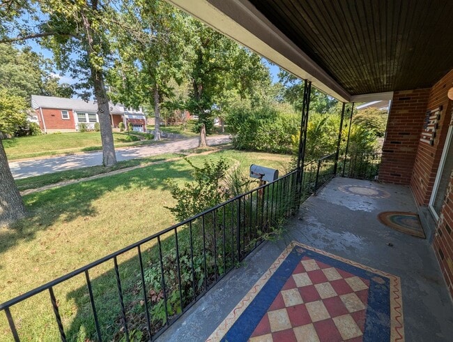 8638 Henrietta Ave in Brentwood, MO - Foto de edificio - Building Photo