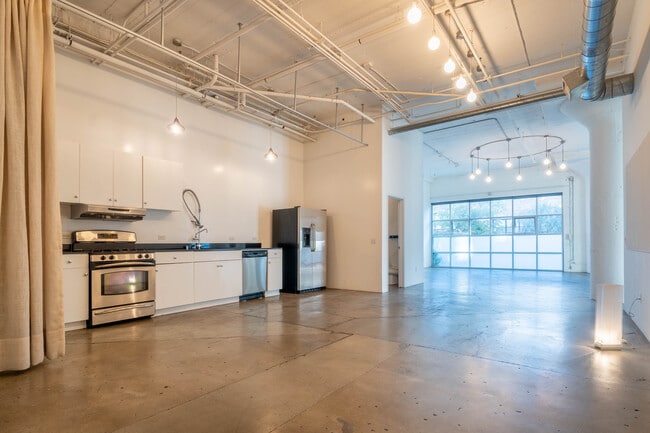 530 Molino St, Unit 107 in Los Angeles, CA - Foto de edificio - Building Photo