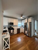 784 E 3rd St, Unit 2 Apartamentos