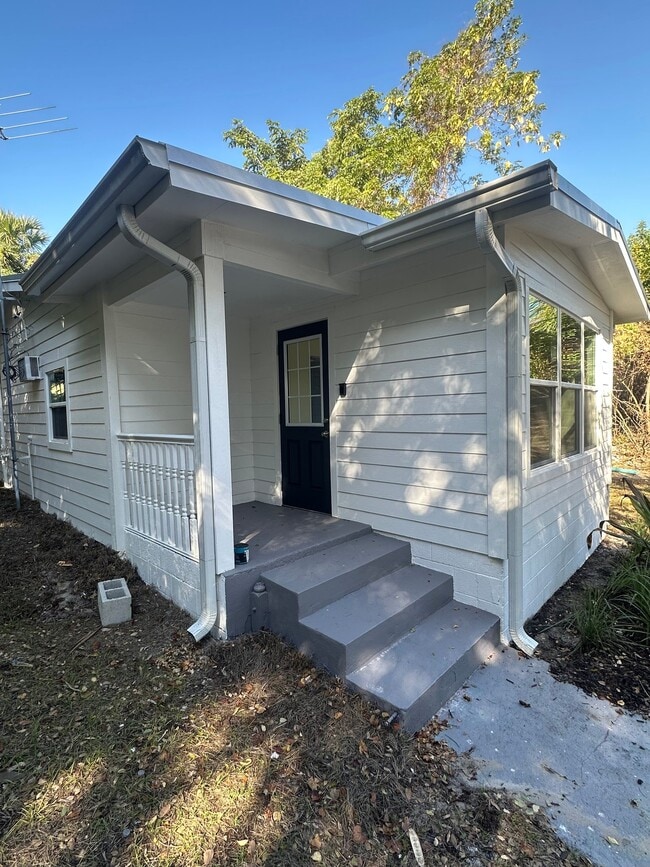 2017 N 3rd St in Fort Pierce, FL - Foto de edificio - Building Photo