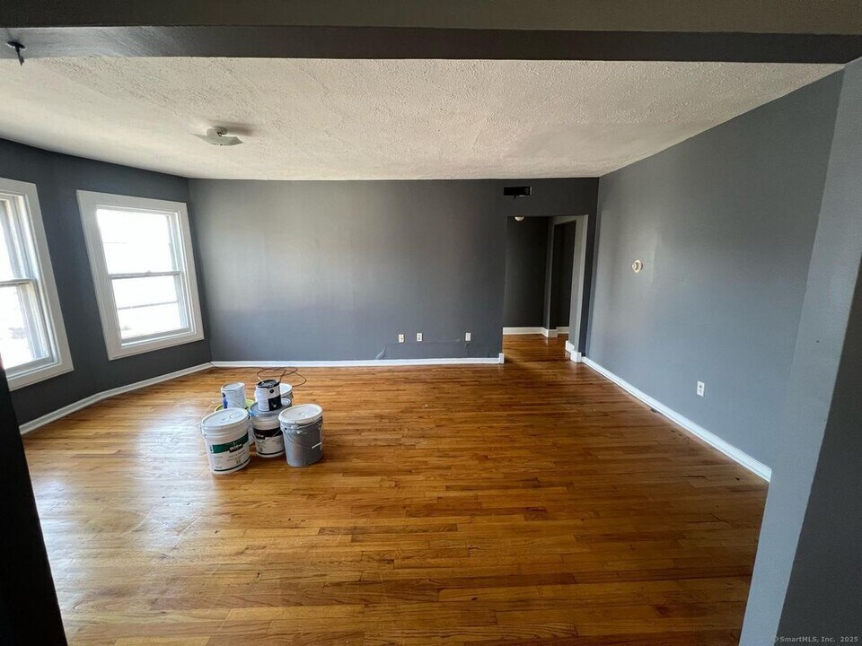 1 Crescent St in Ansonia, CT - Building Photo