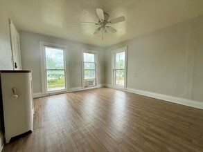 321 Clay St, Unit 3 in Cedar Falls, IA - Building Photo - Building Photo