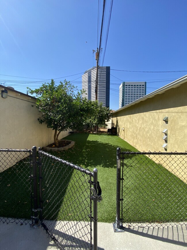 128 N Maple Street in Burbank, CA - Foto de edificio - Building Photo