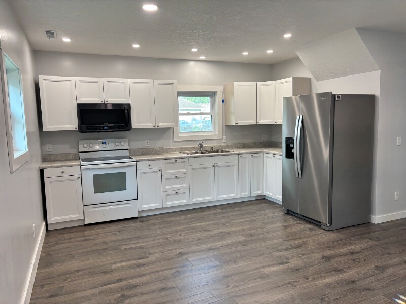 206 S Main St in South Whitley, IN - Building Photo