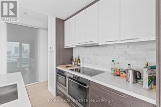 488-3488 University Ave in Toronto, ON - Building Photo - Building Photo