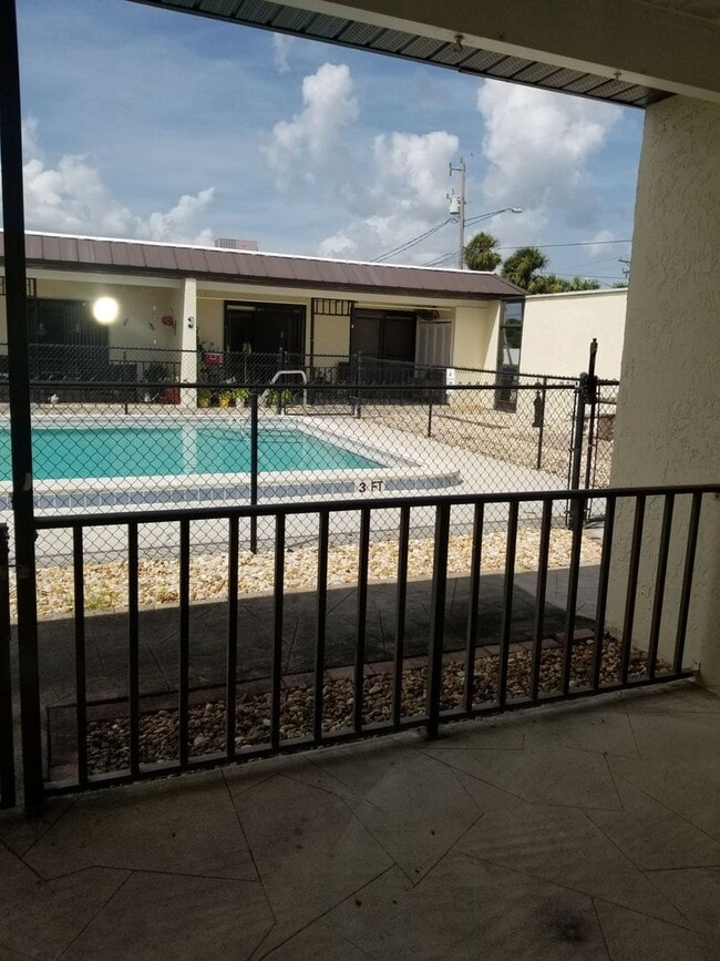 4516 Santa Barbara Blvd in Cape Coral, FL - Foto de edificio - Building Photo