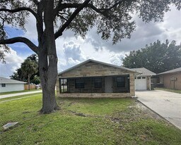 968 Sunshine Way SW in Winter Haven, FL - Building Photo
