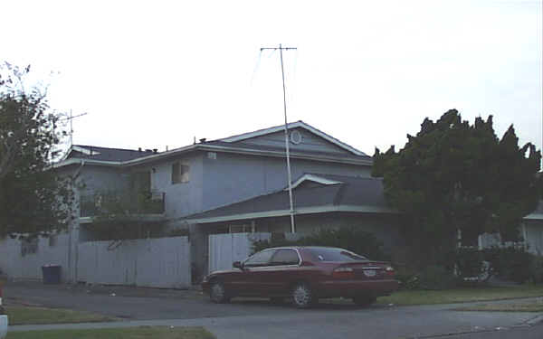 15881 S Myrtle Ave in Tustin, CA - Foto de edificio