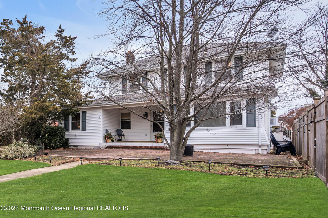 424 Essex Ave in Spring Lake, NJ - Building Photo