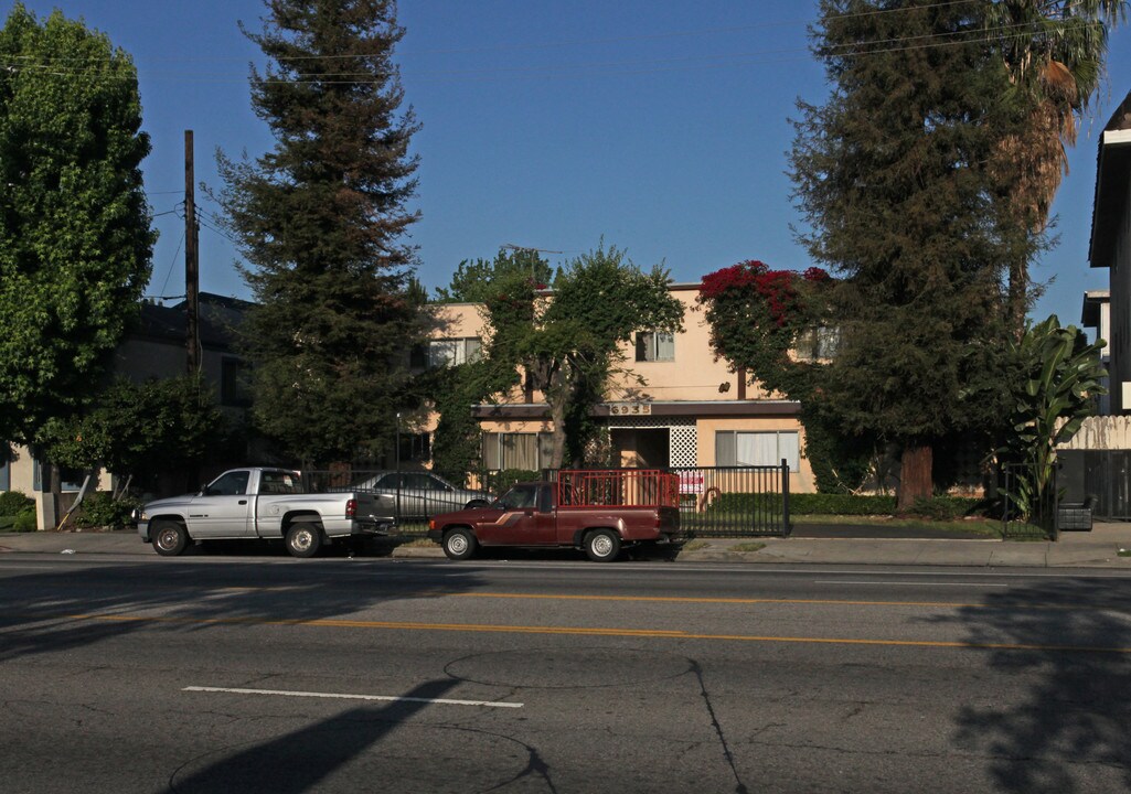 Chateau Woodman in Van Nuys, CA - Building Photo