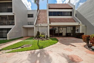 303 Racquet Club Rd in Weston, FL - Building Photo