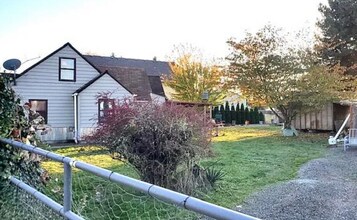 402 SE Denver St in Albany, OR - Building Photo - Building Photo