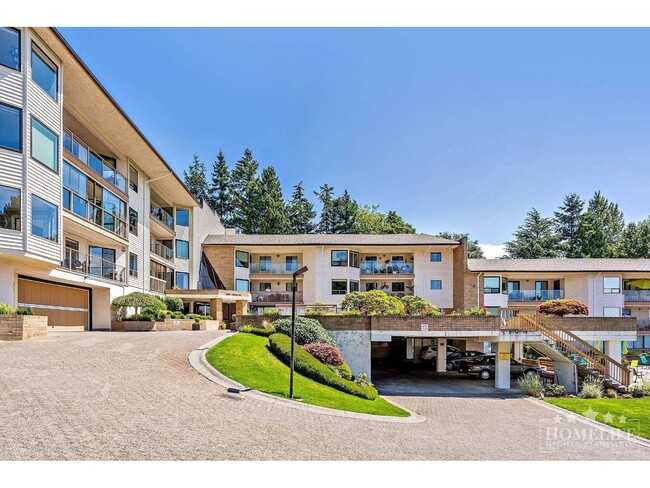 1350 Vidal St in White Rock, BC - Building Photo - Building Photo