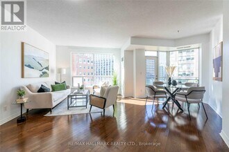 300 Bloor St E in Toronto, ON - Building Photo - Building Photo