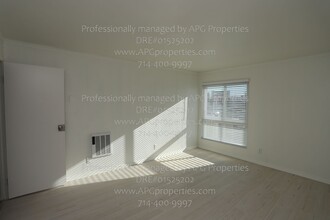 5585 E Pacific Coast Hwy in Long Beach, CA - Foto de edificio - Building Photo