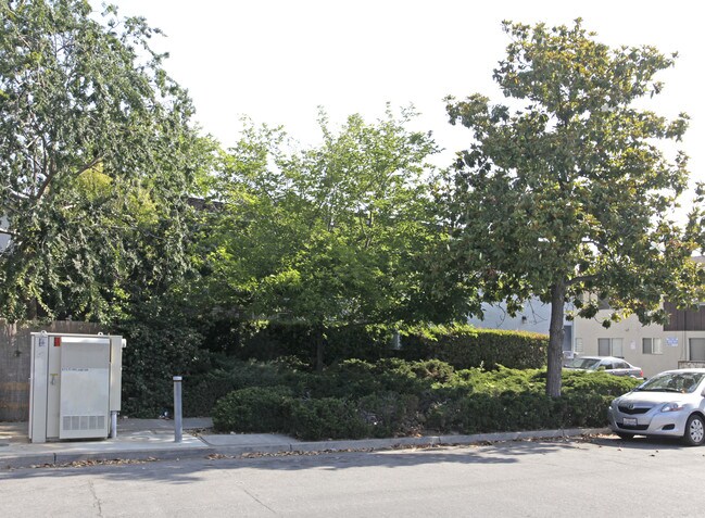 669 Kirkland Dr in Sunnyvale, CA - Foto de edificio - Building Photo