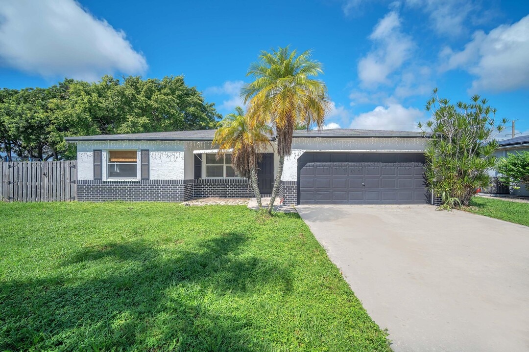 10985 Christopher Ave in Boca Raton, FL - Building Photo