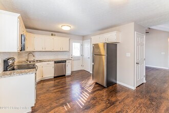 5933 Midnight Ln in Louisville, KY - Building Photo - Building Photo