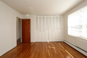 Manor House Apartments in Bloomfield, CT - Building Photo - Interior Photo