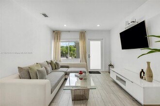 3675 SW 26th St in Miami, FL - Building Photo - Building Photo