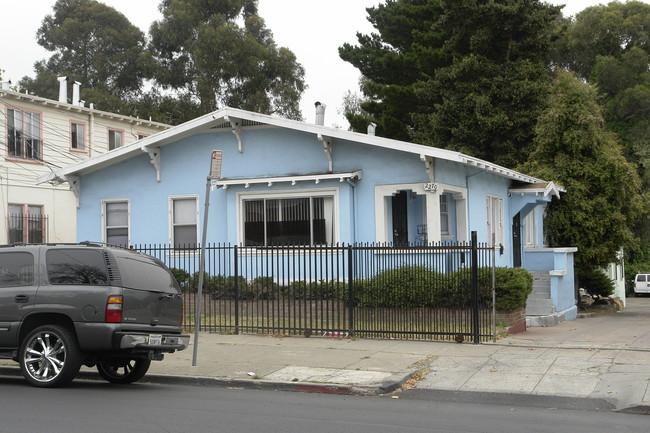 2270-2284 High St in Oakland, CA - Foto de edificio - Building Photo