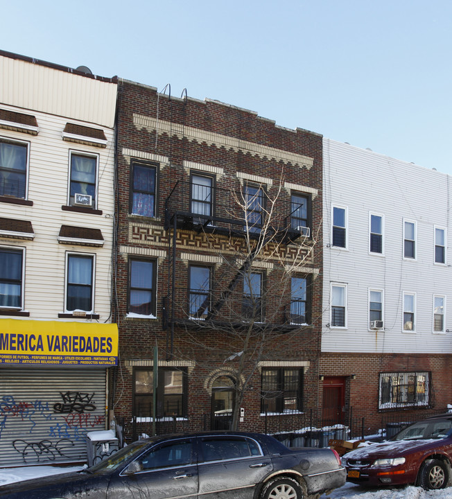 200 Irving Ave in Brooklyn, NY - Building Photo