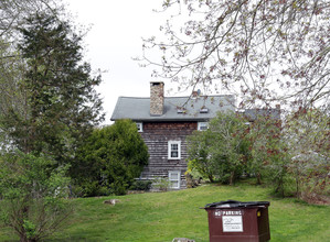 1801 Matunuck Schoolhouse Rd in South Kingstown, RI - Building Photo - Building Photo