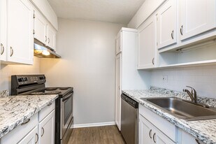 Riviera Apartments in Kansas City, MO - Building Photo