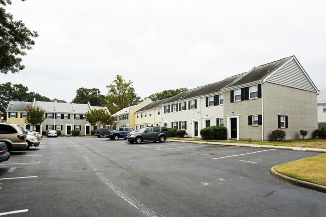 Hilton Village Townhomes in Newport News, VA - Building Photo - Building Photo