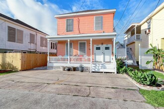 2324 Avenue P 1/2 in Galveston, TX - Foto de edificio - Building Photo