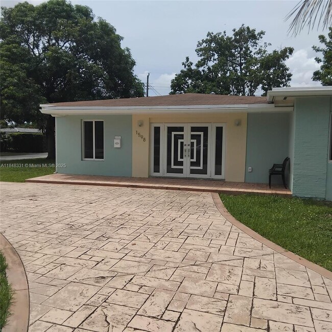 1598 NE 174th St in North Miami Beach, FL - Building Photo - Building Photo