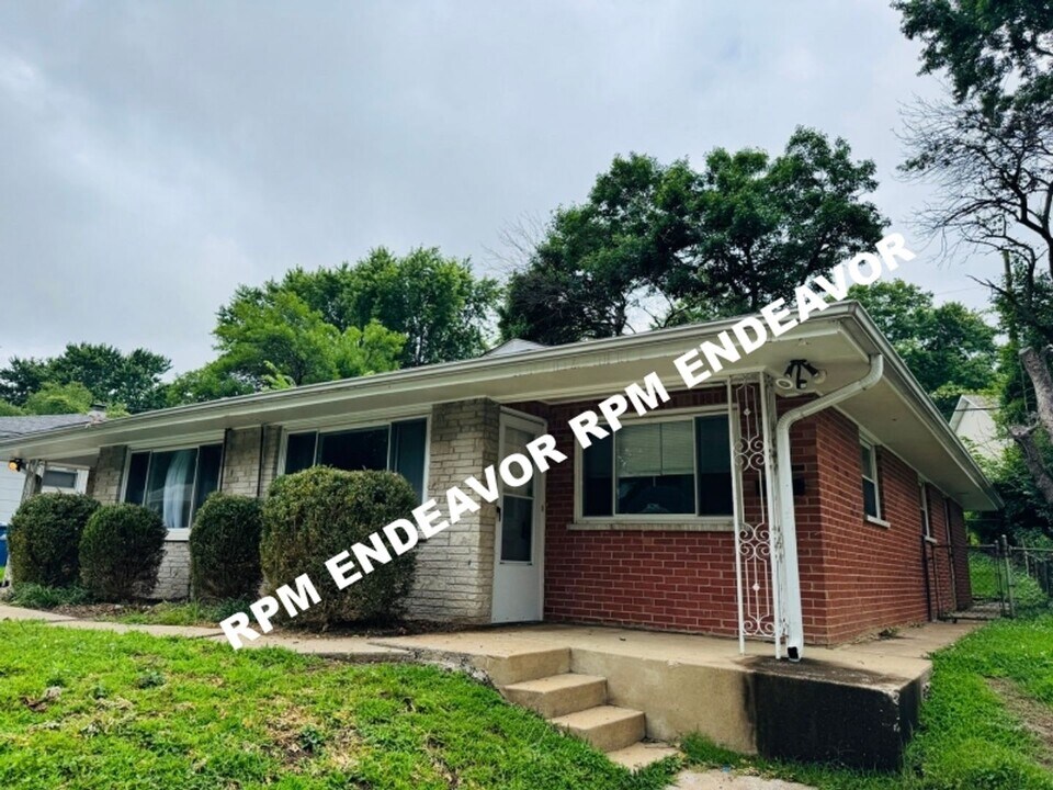 58 Woodlawn Dr in St. Charles, MO - Building Photo
