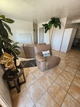 6623 Almeria Ave in Fontana, CA - Foto de edificio - Building Photo